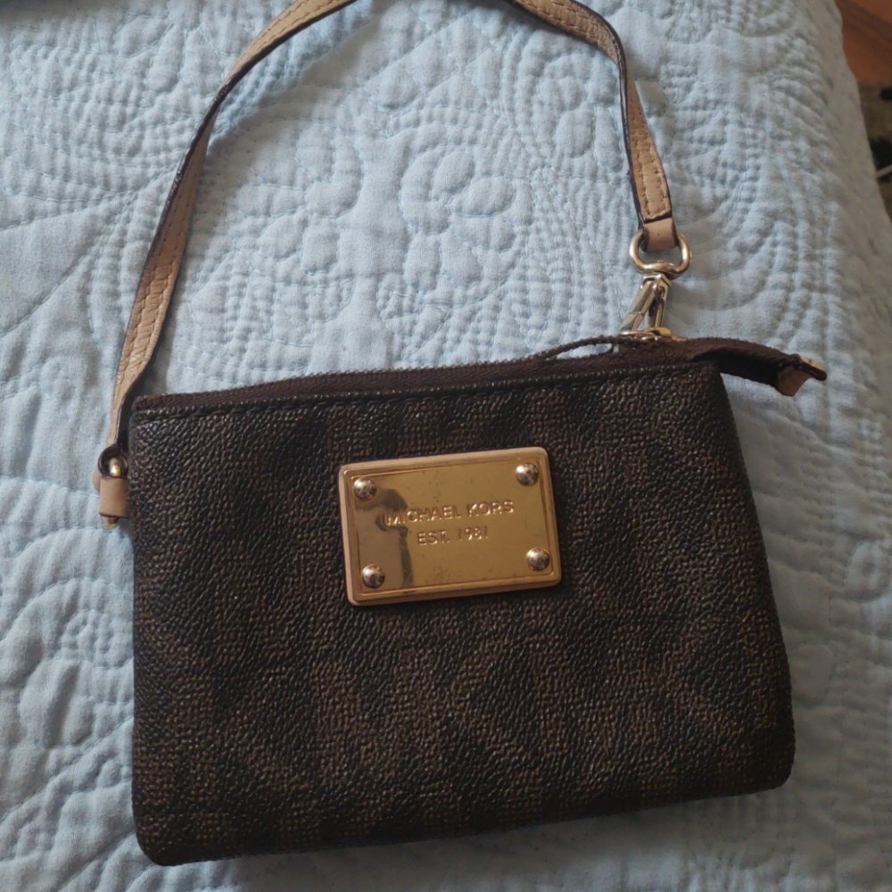 Used Micheal kors wristlet